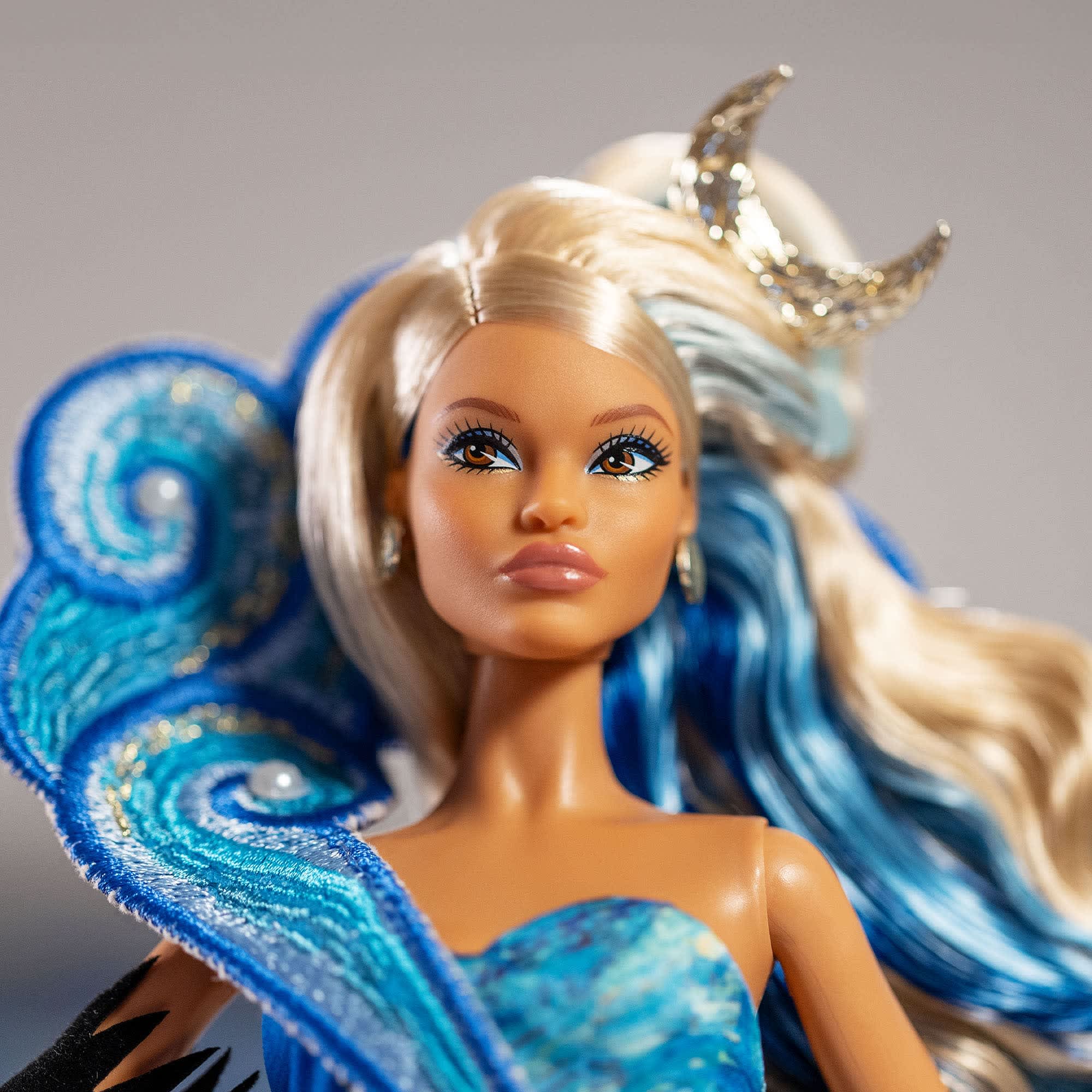 Barbie x MoMA Vincent van Gogh The Starry Night doll - imagen adicional